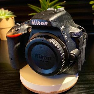 Nikon D5500 DSLR Camera w/ 18-55mm f3.5 - 5.6